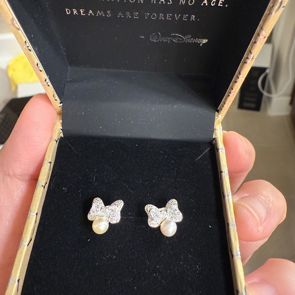 Elegant Bow Pearl Earrings - Picture 5 of 6